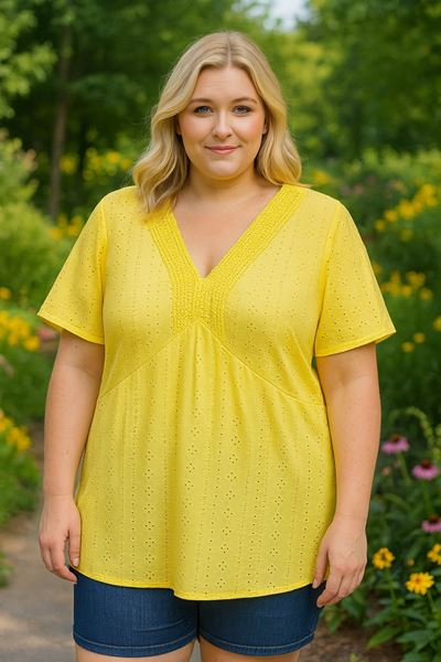 Immagine di CURVY GIRL PLAIN TOP WITH LACE NECKLINE